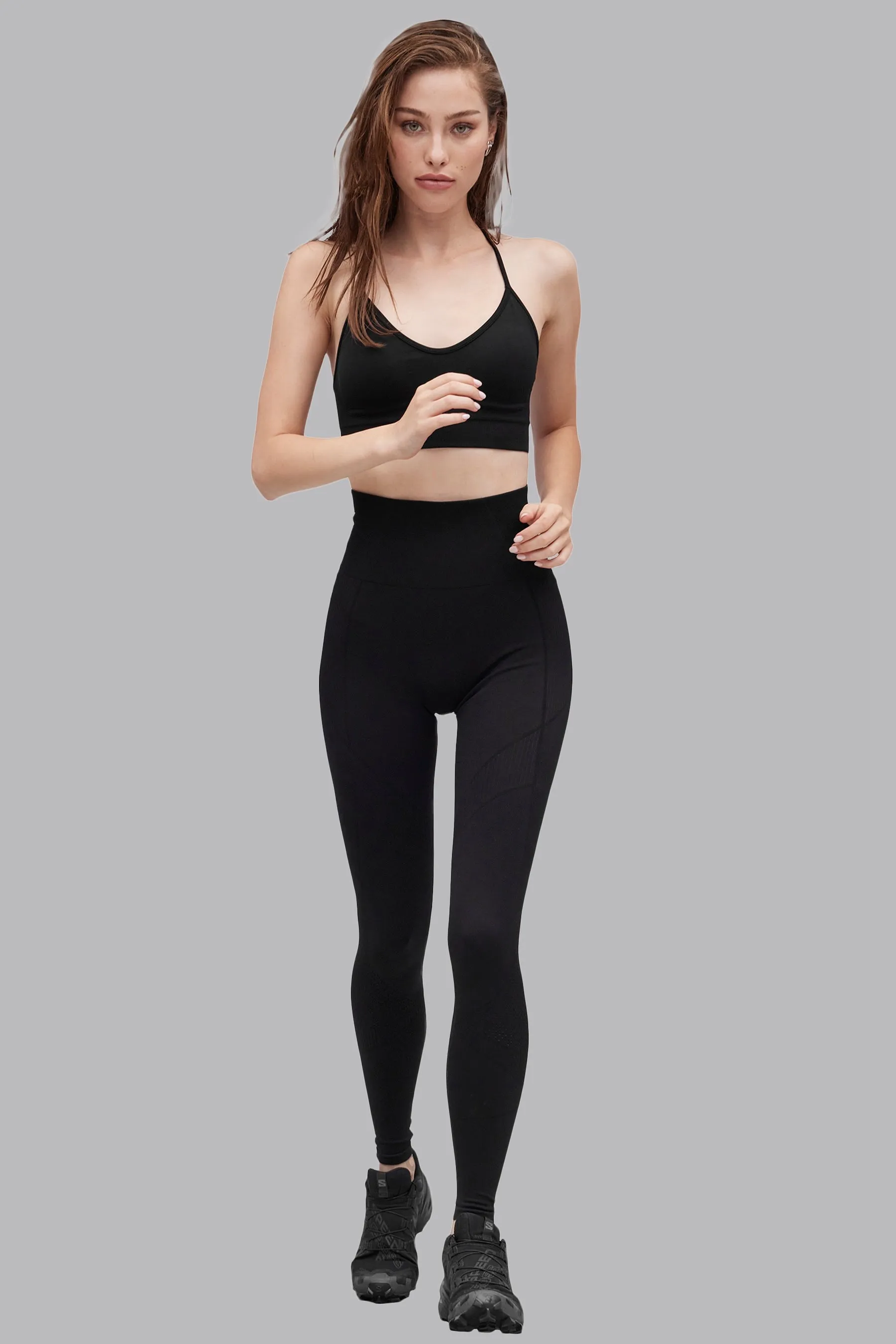 V_COMPRESS SEAMLESS SPORTS BRA - Black