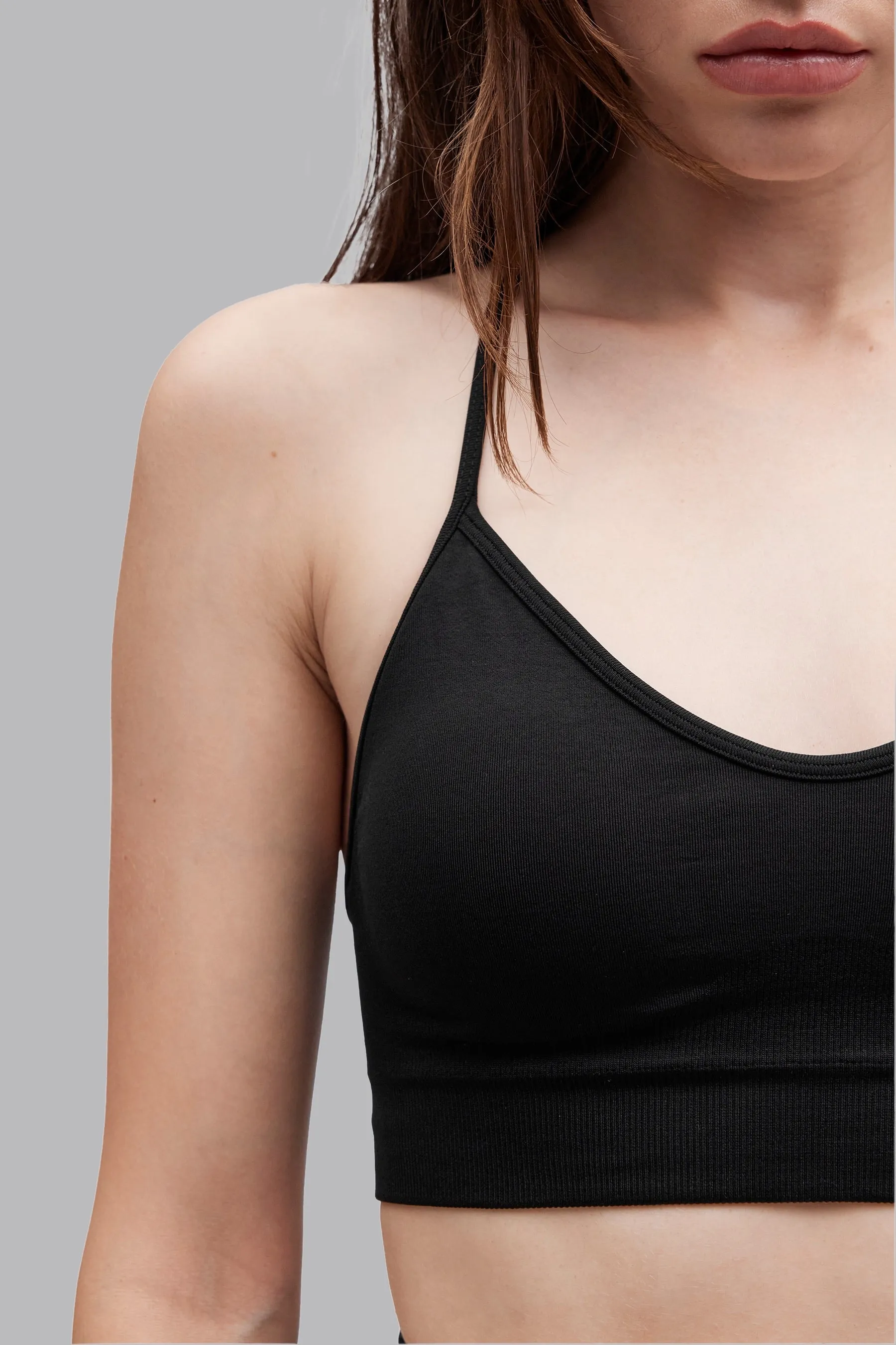 V_COMPRESS SEAMLESS SPORTS BRA - Black